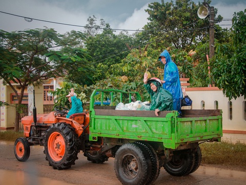 Báo Tuổi Trẻ đến với bà con nơi 10 ngày bị cô lập - Ảnh 8. Báo Tuổi Trẻ đến với bà con nơi 10 ngày bị cô lập - Ảnh 8.
