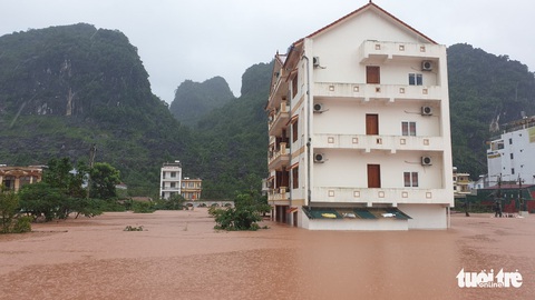 Lũ đang xuống, 185.000 nhà còn ngập trong nước - Ảnh 1. Lũ đang xuống, 185.000 nhà còn ngập trong nước - Ảnh 1.
