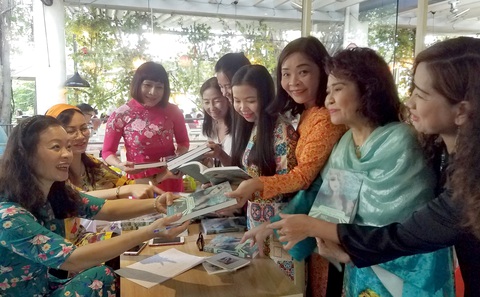 Nhà văn nữ Sài Gòn ra mắt sách gây quỹ ủng hộ miền Trung - Ảnh 1. Nhà văn nữ Sài Gòn ra mắt sách gây quỹ ủng hộ miền Trung - Ảnh 1.