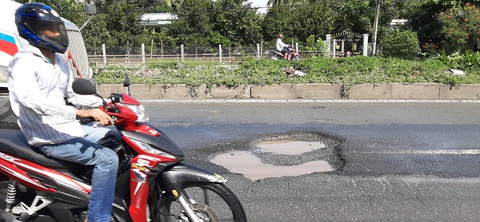 Quốc lộ ở miền Tây bong tróc nặng do triều cường - Ảnh 7. Quốc lộ ở miền Tây bong tróc nặng do triều cường - Ảnh 7.