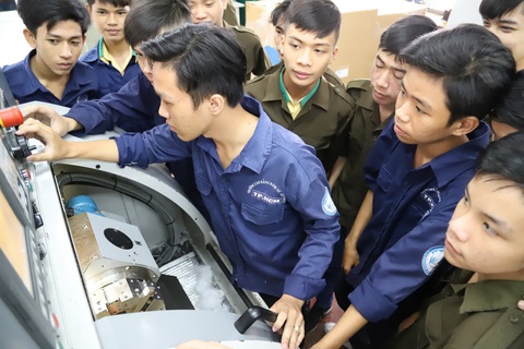 Dạy văn hóa trong trường nghề: Hai bộ chỏi nhau - Ảnh 1. Dạy văn hóa trong trường nghề: Hai bộ chỏi nhau - Ảnh 1.