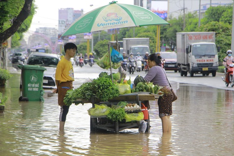 Ngày thứ 3 chịu trận triều cường, dân Cần Thơ buôn bán ế ẩm - Ảnh 2. Ngày thứ 3 chịu trận triều cường, dân Cần Thơ buôn bán ế ẩm - Ảnh 2.