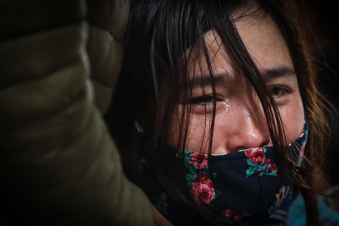 Núi đổ xuống, những gia đình tan vỡ trong lũ miền Trung - Ảnh 1. Núi đổ xuống, những gia đình tan vỡ trong lũ miền Trung - Ảnh 1.