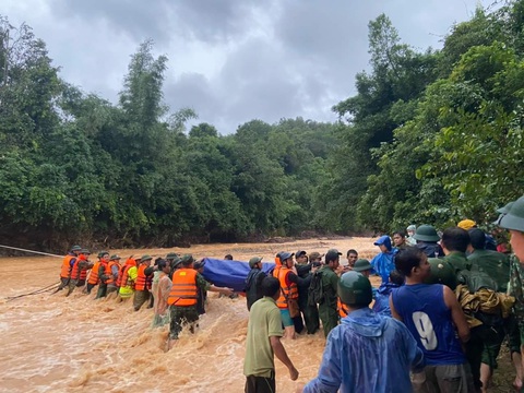 Người đại úy công an hi sinh trong vùng bị cô lập đã được đưa về - Ảnh 1. Người đại úy công an hi sinh trong vùng bị cô lập đã được đưa về - Ảnh 1.
