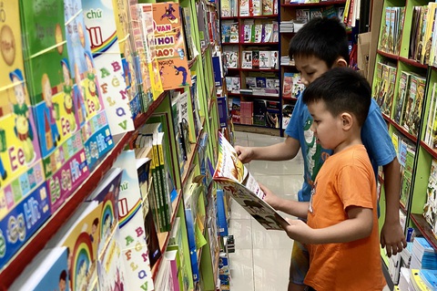 Để không lệ thuộc sách giáo khoa - Ảnh 1. Để không lệ thuộc sách giáo khoa - Ảnh 1.