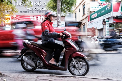 Những nữ shipper không mỏi - Ảnh 1. Những nữ shipper không mỏi - Ảnh 1.