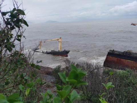 Tàu hàng trôi dạt bị sóng biển đánh gãy đôi, Huế lo ứng phó sự cố tràn dầu - Ảnh 1. Tàu hàng trôi dạt bị sóng biển đánh gãy đôi, Huế lo ứng phó sự cố tràn dầu - Ảnh 1.