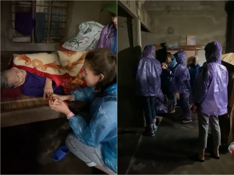 Nhiều nghệ sĩ đi miền Trung cứu trợ, Thủy Tiên nhận quyên góp hơn 100 tỉ đồng - Ảnh 4. Nhiều nghệ sĩ đi miền Trung cứu trợ, Thủy Tiên nhận quyên góp hơn 100 tỉ đồng - Ảnh 4.
