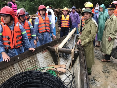 Dùng máy bơm nước công suất lớn tìm người mất tích ở Rào Trăng 3 - Ảnh 1. Dùng máy bơm nước công suất lớn tìm người mất tích ở Rào Trăng 3 - Ảnh 1.