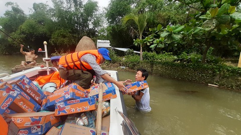 Thủ tướng yêu cầu giám sát việc quyên góp hỗ trợ vùng lũ, xử nghiêm trục lợi - Ảnh 1. Thủ tướng yêu cầu giám sát việc quyên góp hỗ trợ vùng lũ, xử nghiêm trục lợi - Ảnh 1.