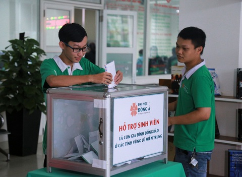 Hàng loạt trường miễn giảm học phí cho sinh viên vùng lũ miền Trung - Ảnh 1. Hàng loạt trường miễn giảm học phí cho sinh viên vùng lũ miền Trung - Ảnh 1.