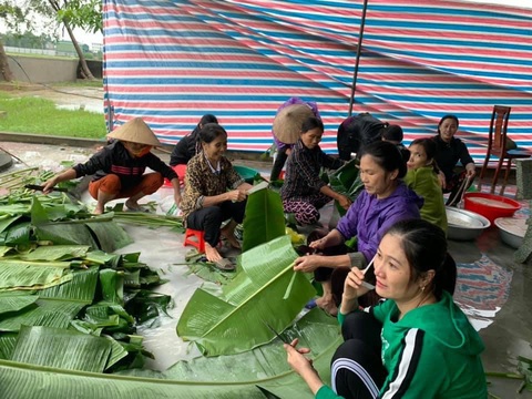 Chị em Hồng Lĩnh lội nước gom góp mì, sữa, nấu bánh chưng gửi miền Trung - Ảnh 1. Chị em Hồng Lĩnh lội nước gom góp mì, sữa, nấu bánh chưng gửi miền Trung - Ảnh 1.