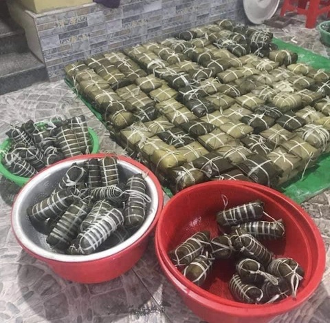 Chị em Hồng Lĩnh lội nước gom góp mì, sữa, nấu bánh chưng gửi miền Trung - Ảnh 2. Chị em Hồng Lĩnh lội nước gom góp mì, sữa, nấu bánh chưng gửi miền Trung - Ảnh 2.