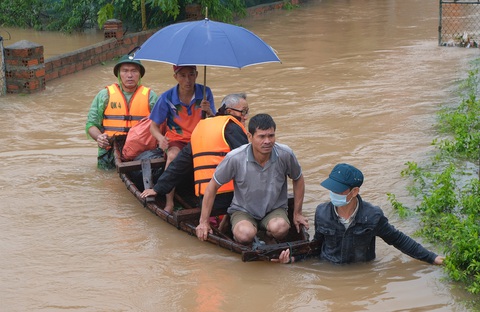 Dân ở rốn lũ Hà Tĩnh đứng ở nóc nhà bật khóc khi nhận quà cứu trợ - Ảnh 1. Dân ở rốn lũ Hà Tĩnh đứng ở nóc nhà bật khóc khi nhận quà cứu trợ - Ảnh 1.