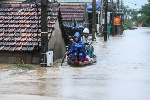 Bằng mọi cách, kể cả huy động trực thăng, đưa hàng cứu trợ tận tay người dân - Ảnh 2. Bằng mọi cách, kể cả huy động trực thăng, đưa hàng cứu trợ tận tay người dân - Ảnh 2.