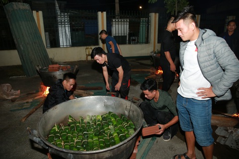 Dân làng La Phù thức xuyên đêm nấu 10.000 bánh chưng hỗ trợ bà con miền Trung - Ảnh 5. Dân làng La Phù thức xuyên đêm nấu 10.000 bánh chưng hỗ trợ bà con miền Trung - Ảnh 5.