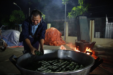 Dân làng La Phù thức xuyên đêm nấu 10.000 bánh chưng hỗ trợ bà con miền Trung - Ảnh 6. Dân làng La Phù thức xuyên đêm nấu 10.000 bánh chưng hỗ trợ bà con miền Trung - Ảnh 6.