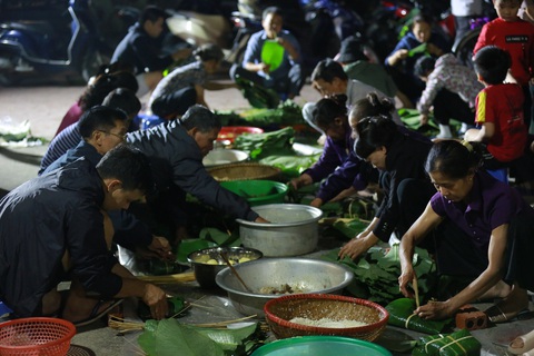 Dân làng La Phù thức xuyên đêm nấu 10.000 bánh chưng hỗ trợ bà con miền Trung - Ảnh 1. Dân làng La Phù thức xuyên đêm nấu 10.000 bánh chưng hỗ trợ bà con miền Trung - Ảnh 1.