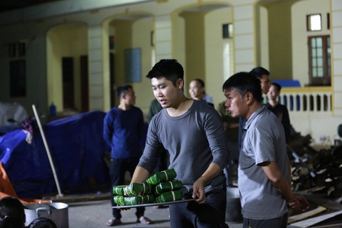 Dân làng La Phù thức xuyên đêm nấu 10.000 bánh chưng hỗ trợ bà con miền Trung - Ảnh 4. Dân làng La Phù thức xuyên đêm nấu 10.000 bánh chưng hỗ trợ bà con miền Trung - Ảnh 4.