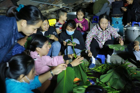 Dân làng La Phù thức xuyên đêm nấu 10.000 bánh chưng hỗ trợ bà con miền Trung - Ảnh 3. Dân làng La Phù thức xuyên đêm nấu 10.000 bánh chưng hỗ trợ bà con miền Trung - Ảnh 3.