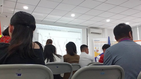 Sàn chứng khoán quốc tế đốt tiền người chơi: Rủi ro tiền tỉ từ các khóa học - Ảnh 1. Sàn chứng khoán quốc tế đốt tiền người chơi: Rủi ro tiền tỉ từ các khóa học - Ảnh 1.