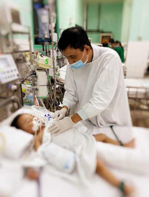 Cứu sống một bé trai 2 tuổi bị chó Alaska cắn rách khí quản - Ảnh 1. Cứu sống một bé trai 2 tuổi bị chó Alaska cắn rách khí quản - Ảnh 1.