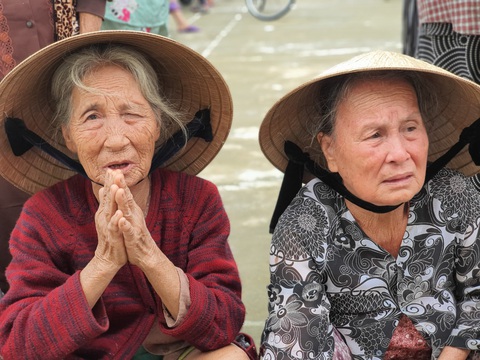 Quà cứu trợ của bạn đọc báo Tuổi Trẻ đến rốn lũ Quảng Thành - Ảnh 3. Quà cứu trợ của bạn đọc báo Tuổi Trẻ đến rốn lũ Quảng Thành - Ảnh 3.