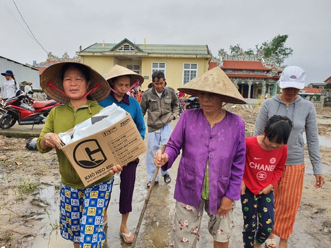 Quà cứu trợ của bạn đọc báo Tuổi Trẻ đến rốn lũ Quảng Thành - Ảnh 2. Quà cứu trợ của bạn đọc báo Tuổi Trẻ đến rốn lũ Quảng Thành - Ảnh 2.