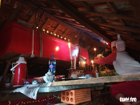 Đang đám tang nước ào ạt đổ về, 8 người con kéo quan tài mẹ lên trần nhà tránh lũ - Ảnh 1. Đang đám tang nước ào ạt đổ về, 8 người con kéo quan tài mẹ lên trần nhà tránh lũ - Ảnh 1.