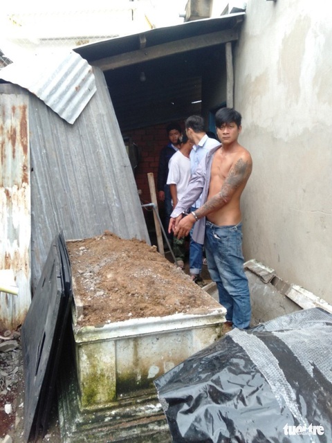 Bắt nam thanh niên phê ma túy, dùng búa đập mộ của cậu ruột - Ảnh 1. Bắt nam thanh niên phê ma túy, dùng búa đập mộ của cậu ruột - Ảnh 1.