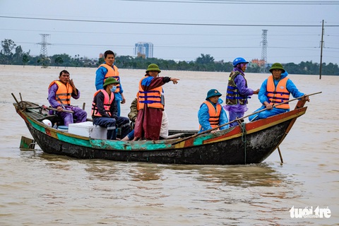 Suất cơm, gói mì nghĩa tình giữa nước lũ tứ bề ở Cẩm Xuyên - Ảnh 2. Suất cơm, gói mì nghĩa tình giữa nước lũ tứ bề ở Cẩm Xuyên - Ảnh 2.