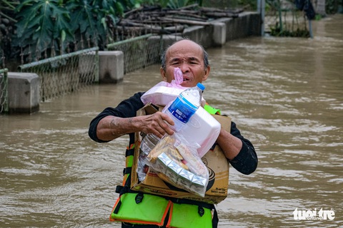 Suất cơm, gói mì nghĩa tình giữa nước lũ tứ bề ở Cẩm Xuyên - Ảnh 1. Suất cơm, gói mì nghĩa tình giữa nước lũ tứ bề ở Cẩm Xuyên - Ảnh 1.