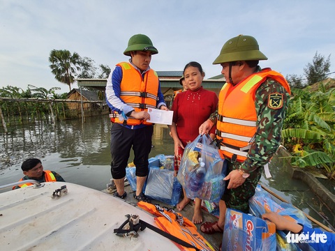 Quà bạn đọc báo Tuổi Trẻ vượt biển nước đến tay người dân Hà Tĩnh - Ảnh 1. Quà bạn đọc báo Tuổi Trẻ vượt biển nước đến tay người dân Hà Tĩnh - Ảnh 1.