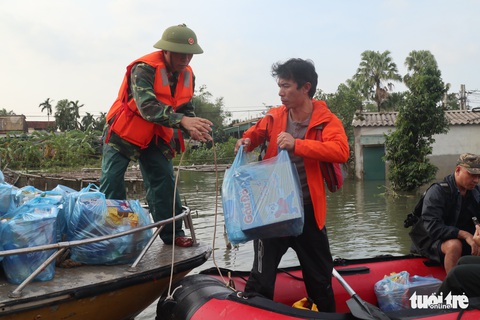 Quà bạn đọc báo Tuổi Trẻ vượt biển nước đến tay người dân Hà Tĩnh - Ảnh 4. Quà bạn đọc báo Tuổi Trẻ vượt biển nước đến tay người dân Hà Tĩnh - Ảnh 4.