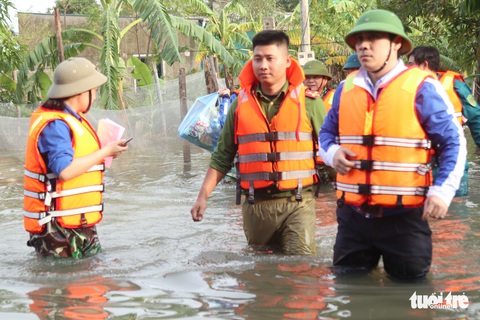 Quà bạn đọc báo Tuổi Trẻ vượt biển nước đến tay người dân Hà Tĩnh - Ảnh 6. Quà bạn đọc báo Tuổi Trẻ vượt biển nước đến tay người dân Hà Tĩnh - Ảnh 6.