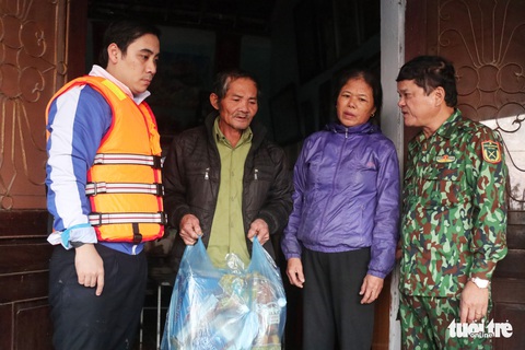 Quà bạn đọc báo Tuổi Trẻ vượt biển nước đến tay người dân Hà Tĩnh - Ảnh 8. Quà bạn đọc báo Tuổi Trẻ vượt biển nước đến tay người dân Hà Tĩnh - Ảnh 8.