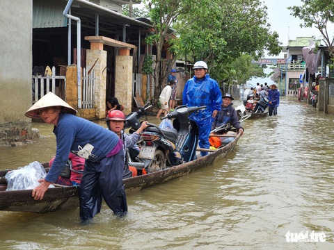 Dịch vụ chuyển xe máy bằng thuyền, xe ba gác ở Huế đông khách - Ảnh 3. Dịch vụ chuyển xe máy bằng thuyền, xe ba gác ở Huế đông khách - Ảnh 3.