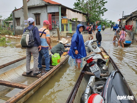 Dịch vụ chuyển xe máy bằng thuyền, xe ba gác ở Huế đông khách - Ảnh 4. Dịch vụ chuyển xe máy bằng thuyền, xe ba gác ở Huế đông khách - Ảnh 4.
