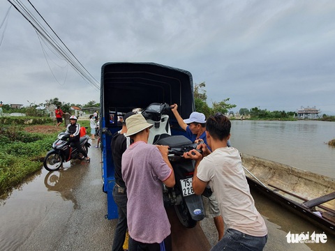 Dịch vụ chuyển xe máy bằng thuyền, xe ba gác ở Huế đông khách - Ảnh 6. Dịch vụ chuyển xe máy bằng thuyền, xe ba gác ở Huế đông khách - Ảnh 6.