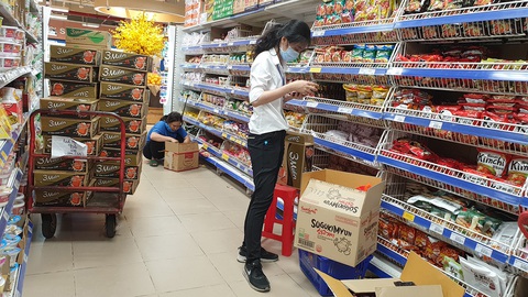 Gom từng chiếc áo phao, gói mì gửi đến bà con vùng bão lũ - Ảnh 2. Gom từng chiếc áo phao, gói mì gửi đến bà con vùng bão lũ - Ảnh 2.
