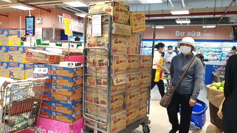 Gom từng chiếc áo phao, gói mì gửi đến bà con vùng bão lũ - Ảnh 1. Gom từng chiếc áo phao, gói mì gửi đến bà con vùng bão lũ - Ảnh 1.