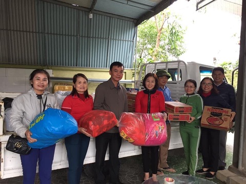 Chị em Hồng Lĩnh lội nước gom góp mì, sữa, nấu bánh chưng gửi miền Trung - Ảnh 3. Chị em Hồng Lĩnh lội nước gom góp mì, sữa, nấu bánh chưng gửi miền Trung - Ảnh 3.