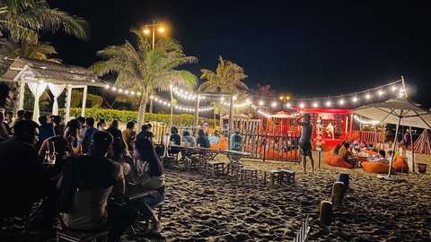Tận hưởng không gian bar ấn tượng bên bờ biển đẹp miền Trung - Ảnh 1. Tận hưởng không gian bar ấn tượng bên bờ biển đẹp miền Trung - Ảnh 1.