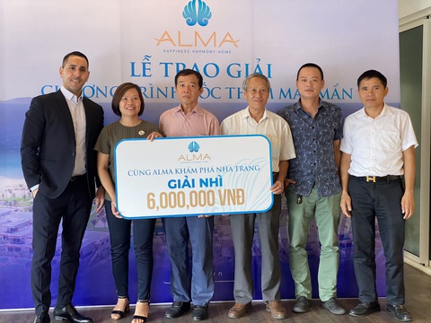 988 triệu đồng được Công ty ALMA trao cho các khách hàng may mắn - Ảnh 1. 988 triệu đồng được Công ty ALMA trao cho các khách hàng may mắn - Ảnh 1.