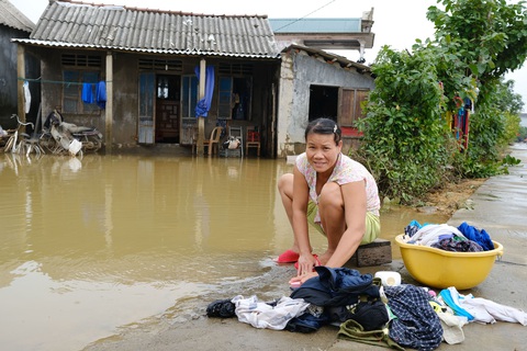Vùng lũ Thừa Thiên Huế dọn trường, phơi sách chuẩn bị lên lớp - Ảnh 1. Vùng lũ Thừa Thiên Huế dọn trường, phơi sách chuẩn bị lên lớp - Ảnh 1.