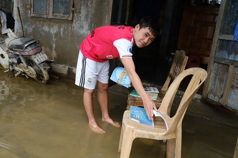 Vùng lũ Thừa Thiên Huế dọn trường, phơi sách chuẩn bị lên lớp - Ảnh 2. Vùng lũ Thừa Thiên Huế dọn trường, phơi sách chuẩn bị lên lớp - Ảnh 2.