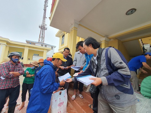 Quà Tuổi Trẻ đến với bà con nơi hơn 2 tuần vẫn còn ngập lũ - Ảnh 1. Quà Tuổi Trẻ đến với bà con nơi hơn 2 tuần vẫn còn ngập lũ - Ảnh 1.