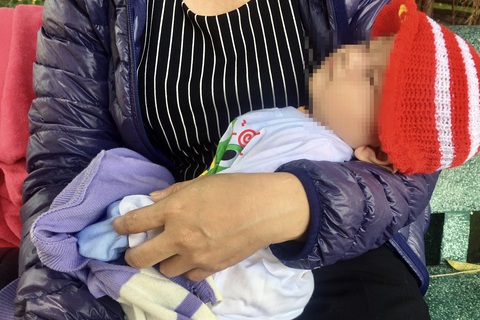 Bé trai 3 tháng tuổi kèm lá thư xin ai đó có lòng giúp con tôi - Ảnh 1. Bé trai 3 tháng tuổi kèm lá thư xin ai đó có lòng giúp con tôi - Ảnh 1.