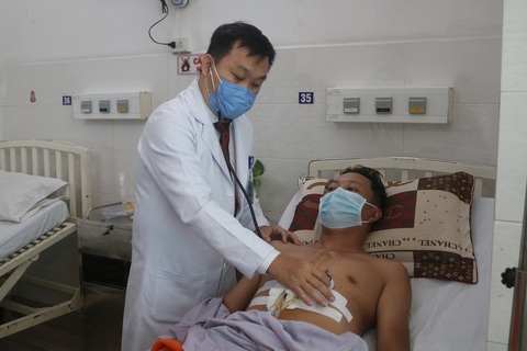 Bỏ qua thủ tục, hội chẩn khẩn 1 phút cứu mạng bệnh nhân bị đâm thủng tim - Ảnh 1. Bỏ qua thủ tục, hội chẩn khẩn 1 phút cứu mạng bệnh nhân bị đâm thủng tim - Ảnh 1.