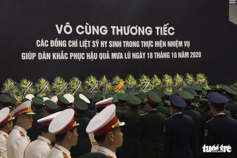 Lễ truy điệu 22 chiến sĩ Đoàn Kinh tế quốc phòng 337: Tiễn các anh về với quê nhà - Ảnh 10. Lễ truy điệu 22 chiến sĩ Đoàn Kinh tế quốc phòng 337: Tiễn các anh về với quê nhà - Ảnh 10.